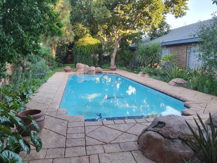 6 Bedroom Property for Sale in Flimieda North West